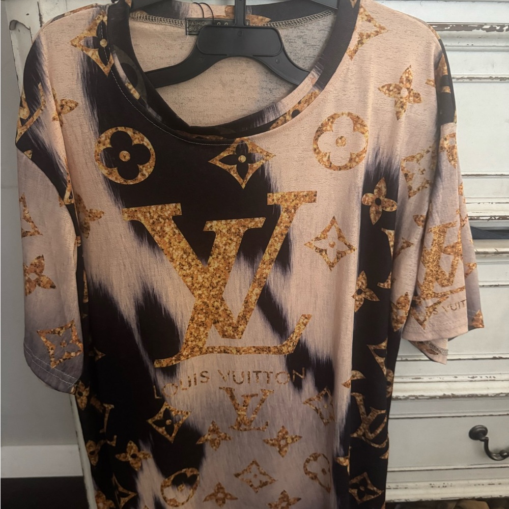 Designer Black and Gold Monogram Tee fashion size large or xl